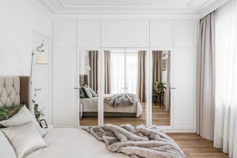 Jan-Drew nowoczesna biała sypialnia