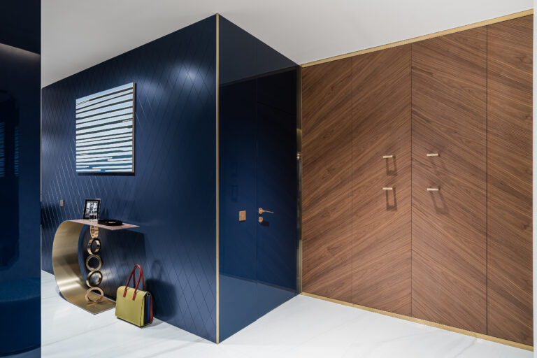 Jan-Drew nowoczesny szafirowy salon