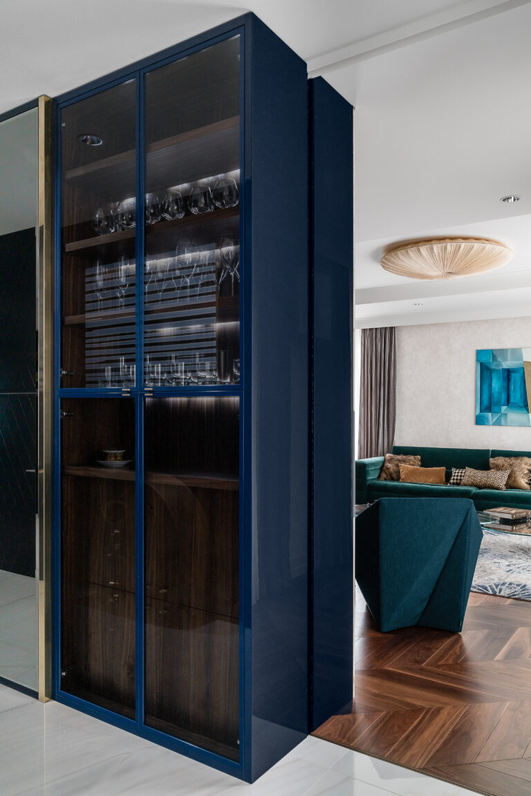 Jan-Drew nowoczesny szafirowy salon