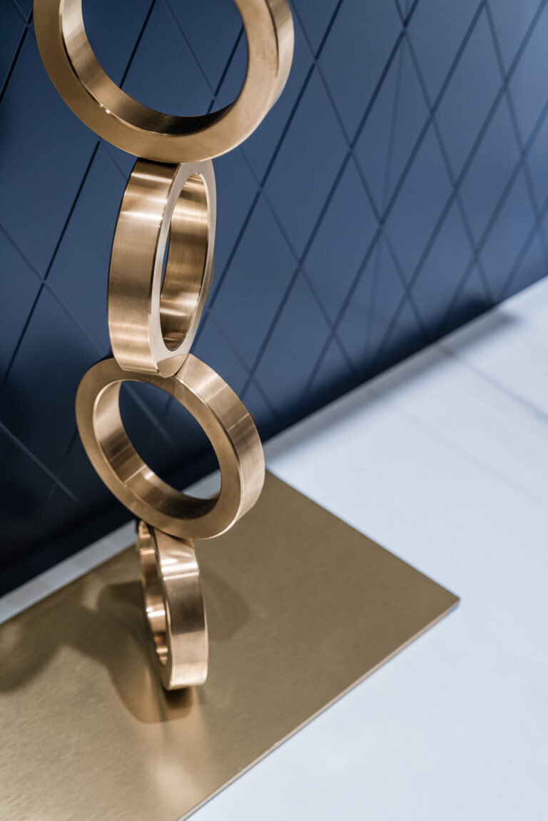 Jan-Drew nowoczesny szafirowy salon